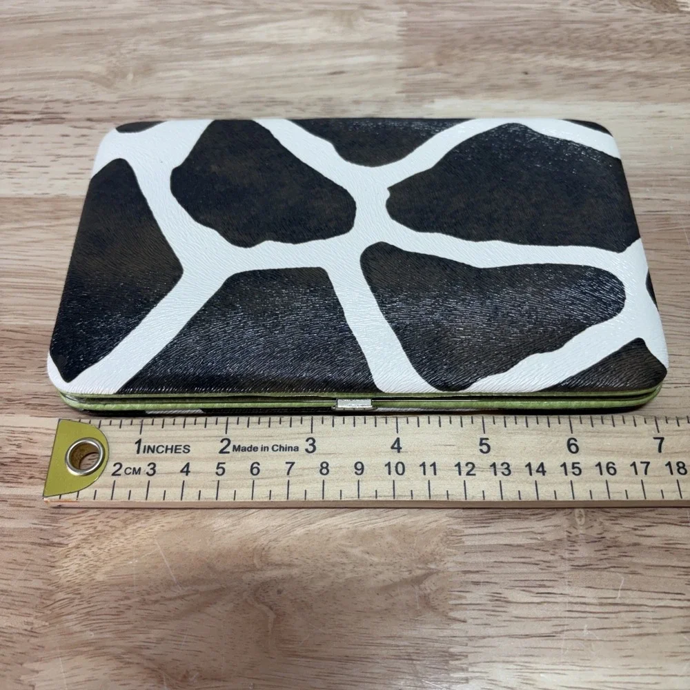 New Giraffe Print Hard Case Clutch Wallet Checkbook Credit Card Black Trim